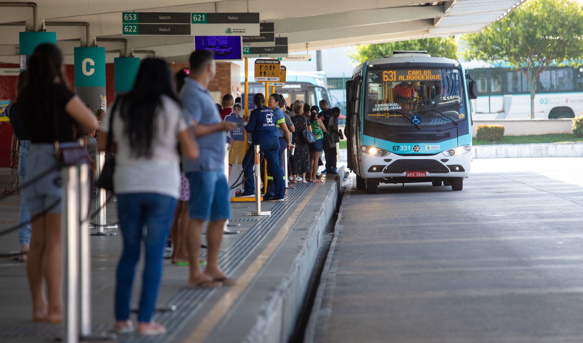 pessoas no terminal de messejana